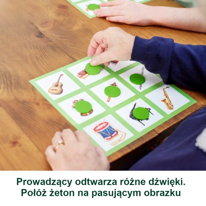 Seniorzy grający w bingo muzyczne aktywizacja społeczna